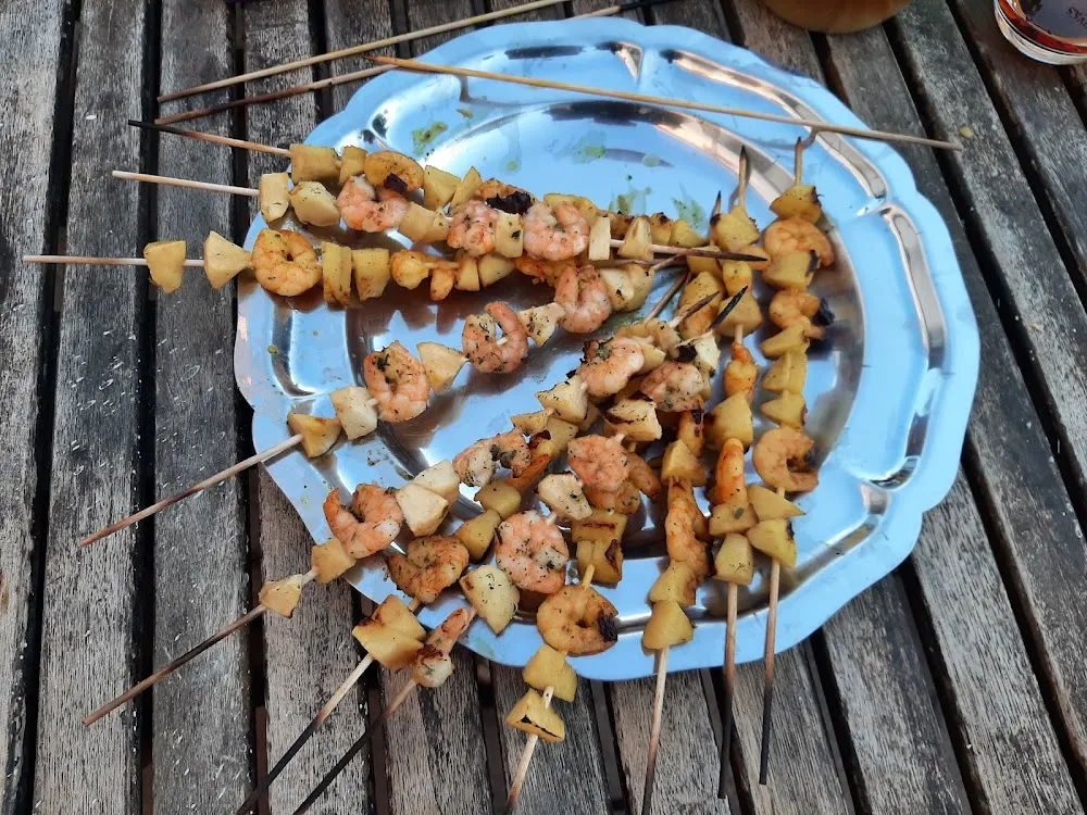 Brochettes Du Soleil Crevettes Pommes Le Tout Flambé Au Cognac
